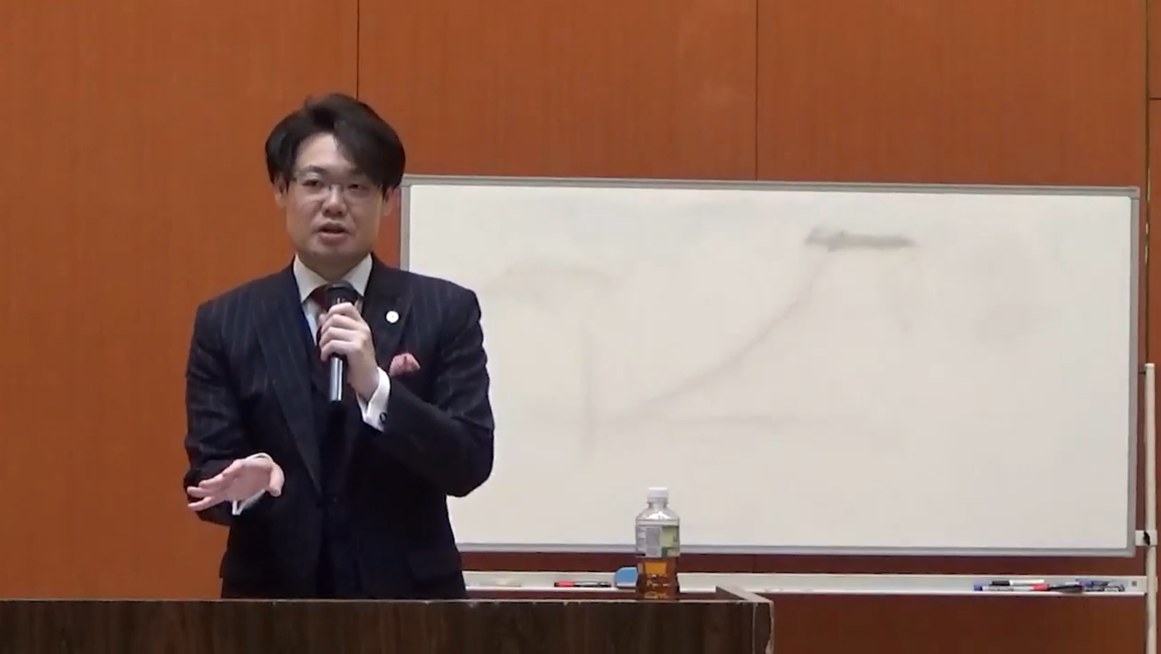 行政書士として講義を行う篠原一志